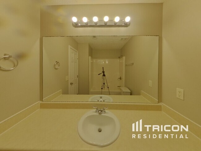 Building Photo - 10 Shadowbrook Ln