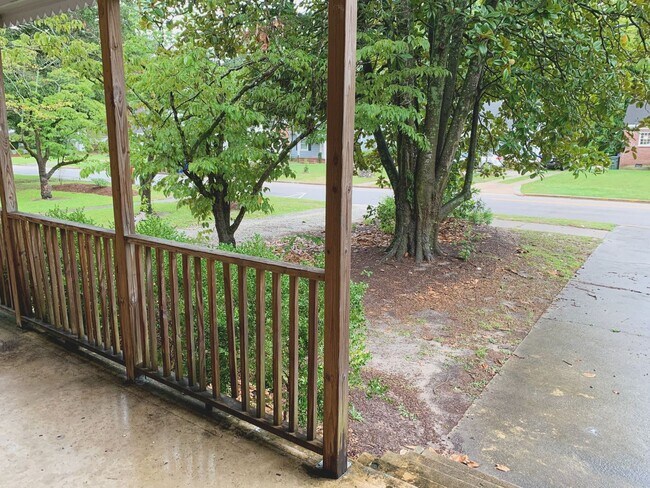 Building Photo - 3 Bedrooms 2 Bathrooms with fenced in back...