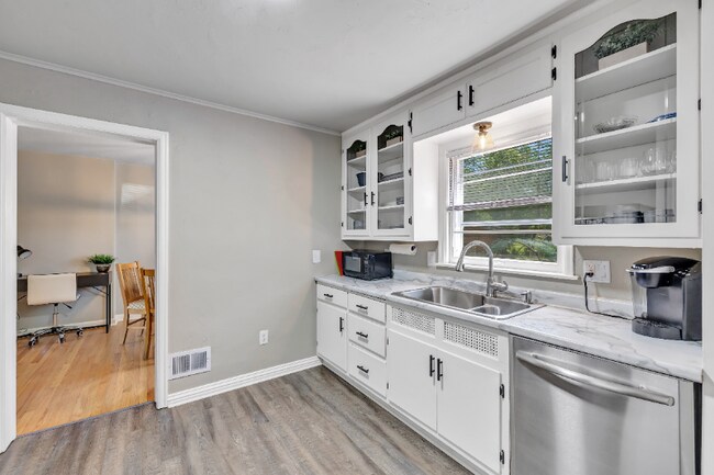 Building Photo - 710 Grignon St