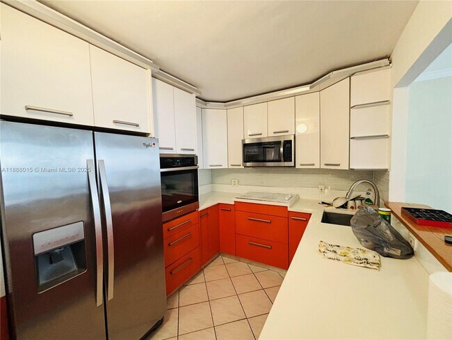Building Photo - 1817 S Ocean Dr