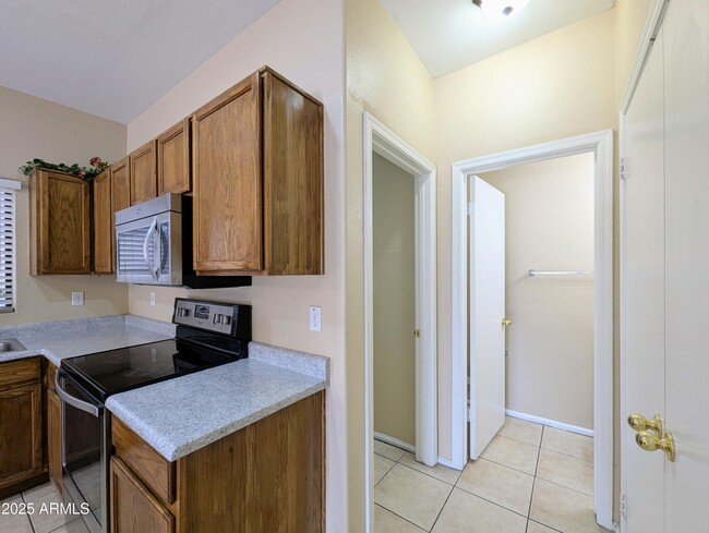 Building Photo - 8861 W Paradise Dr