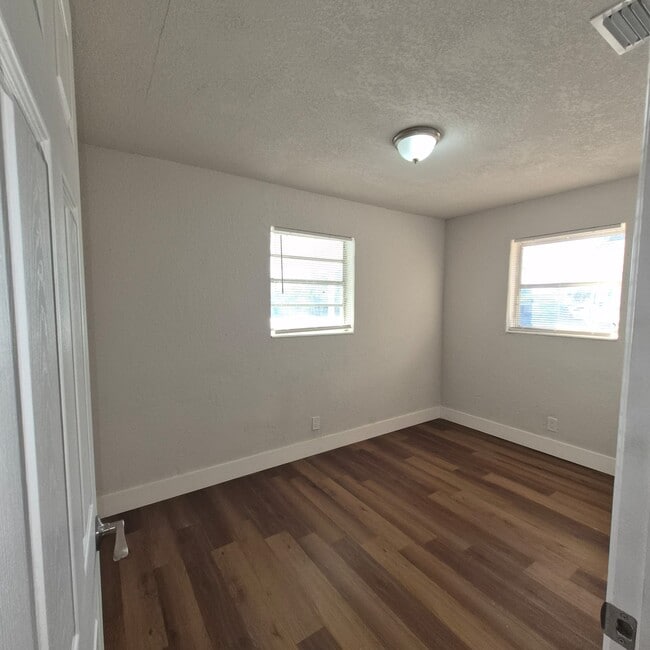 Building Photo - 5311 NE 10th Ave