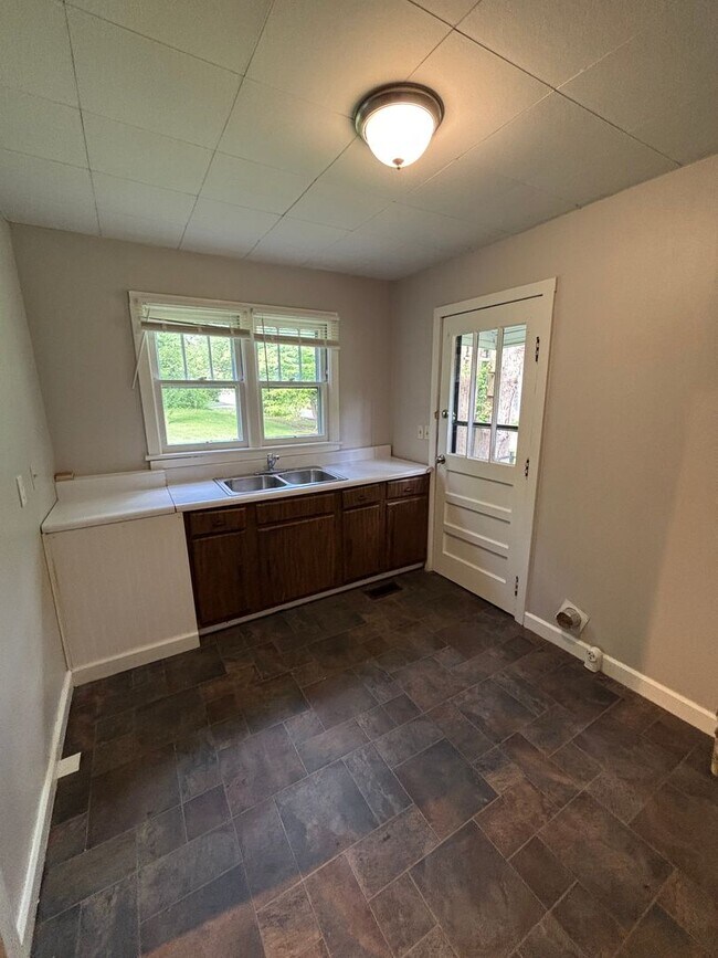 Building Photo - Newly Renovated and Accepting Section 8!!!