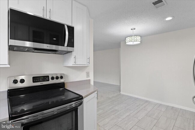 Building Photo - 12018 Golf Ridge Ct