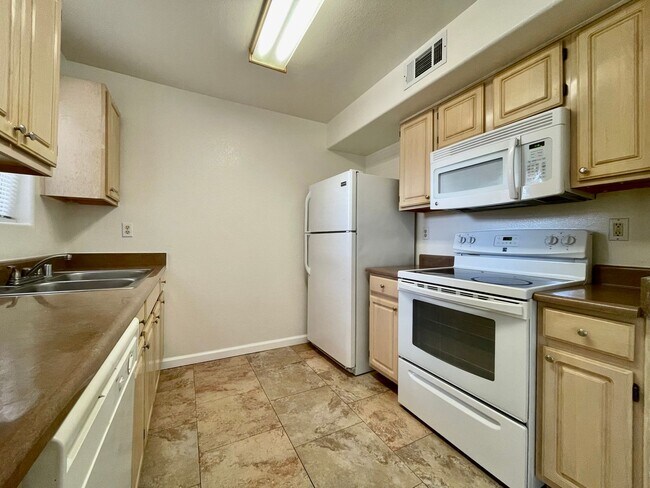 Building Photo - 555 E Silverado Ranch Blvd