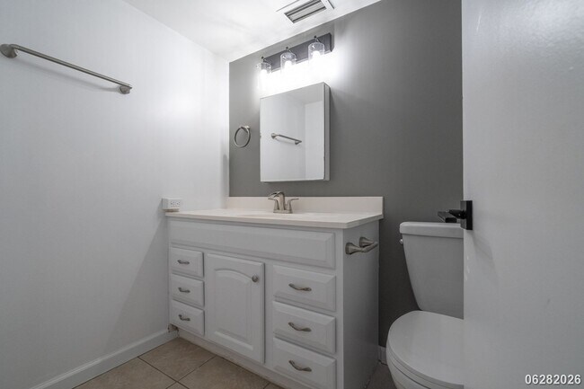 Building Photo - $2,250 / 1br - 1 BED 1 BATH CONDO IN KEMO'O BY THE LAKE