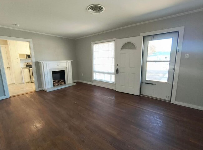 Building Photo - Updated 4 bedroom 1 bath home AVAILABLE NOW!!