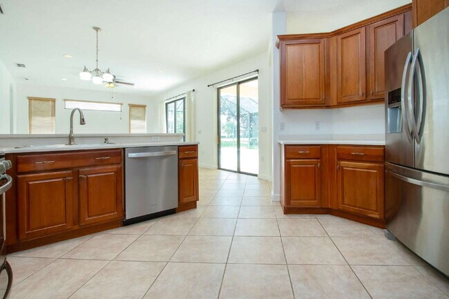 Building Photo - Luxurious Lakefront Living: Spacious 4-Bedroom Home with Pool and Guest Suite in Lakewood Ranch