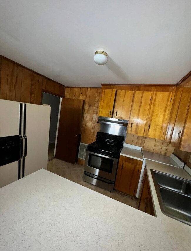 Building Photo - 3 Bed 2 Bath Brick Home