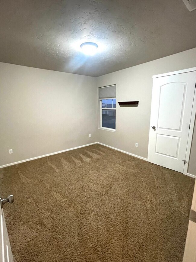 Building Photo - Charming Very Spacious 2-Story Home for Rent in Pasco, WA – Ideal Location Off Road 68!