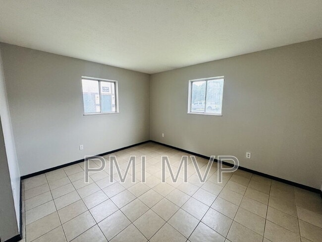 Building Photo - 828 Whitethorne Ave