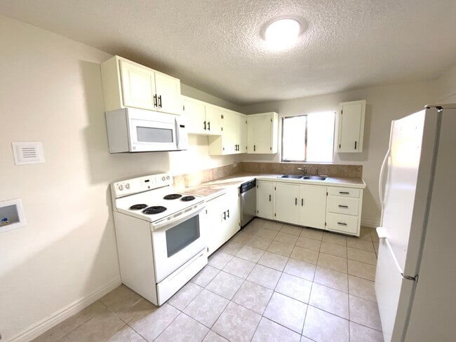 Building Photo - 4523-4525 S 600 E