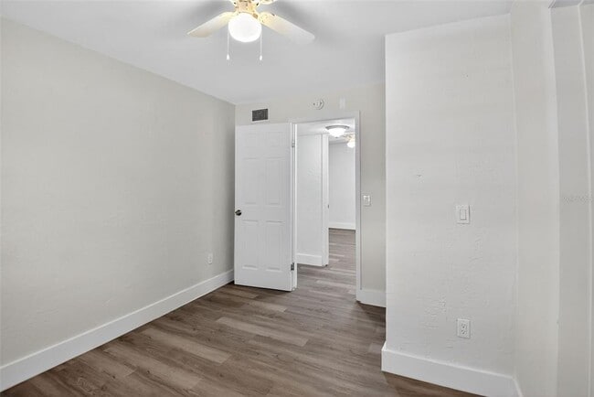 Building Photo - 2425 Anastasia Dr