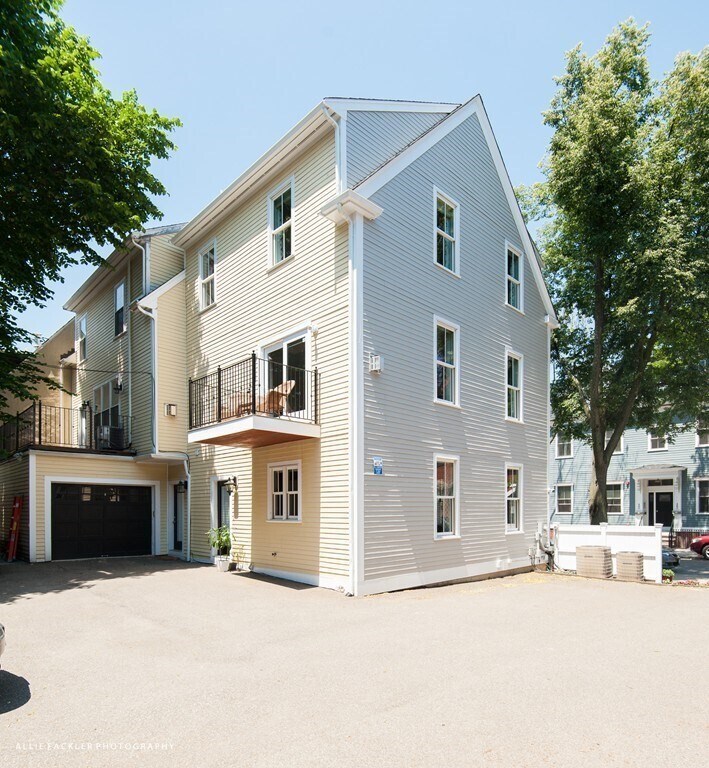 Building Photo - 479 E 4th St