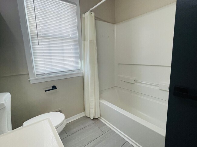 Building Photo - Stunning 3 Bedroom House with Deposit Alte...