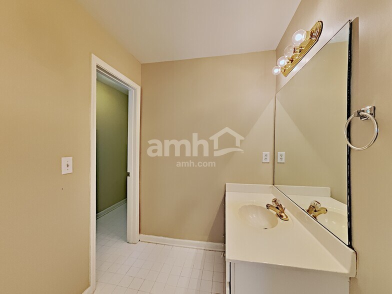 Building Photo - 1664 Crittenden Ln