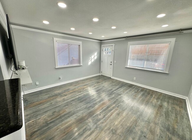 Building Photo - Charming Newly Remodeled 3-Bed, 2.5 Bath 2...