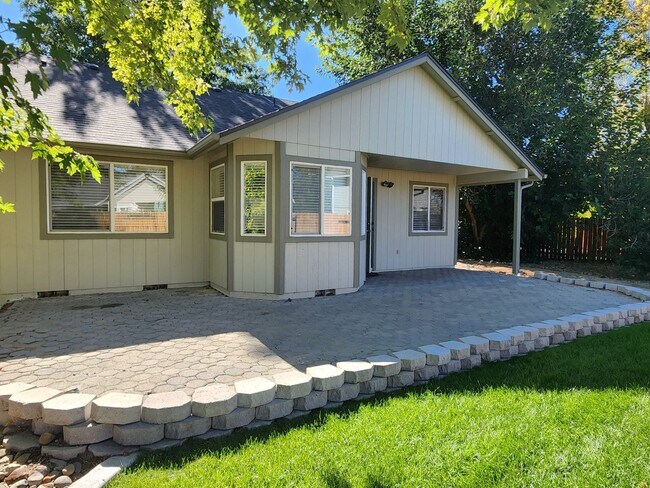 Building Photo - Rent Special $500 off 1st mo's
