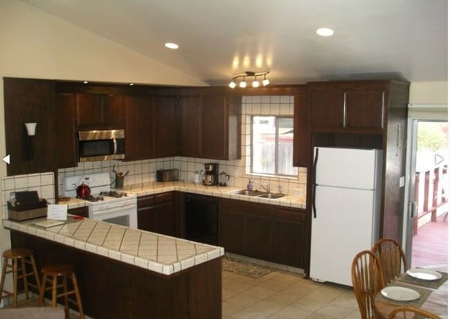 Building Photo - Long term furnished rental