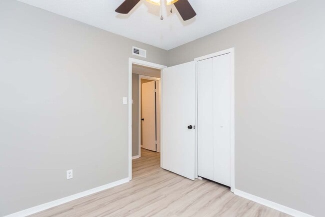 Building Photo - 10 Greenhaven Pl