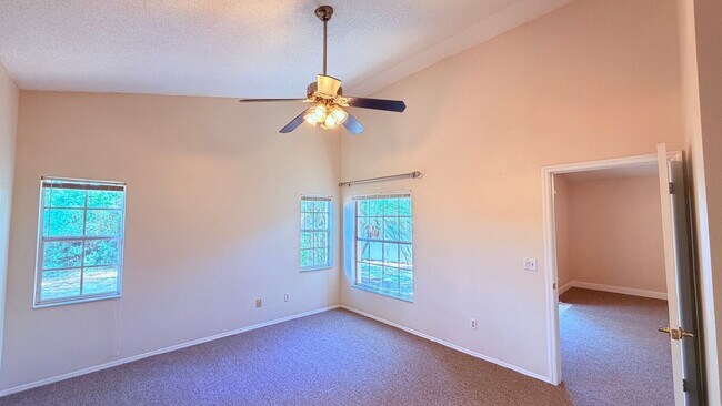 Building Photo - Bright 3/2 Home Near UCF with Vaulted Ceilings & Spacious Backyard!