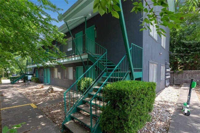 Primary Photo - 404 W 35th St