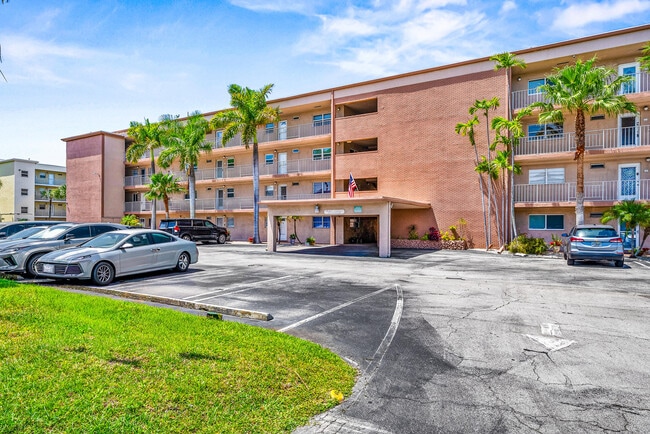 Building Photo - 2615 NE 1st Ct