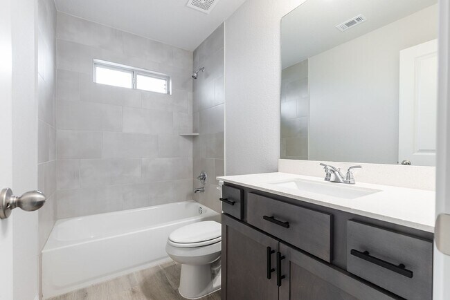 Building Photo - Amazing 5 Bedroom Home - Georgetown