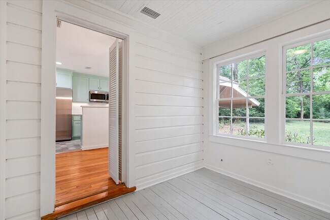 Building Photo - Remodeled Beauty in County Club Village