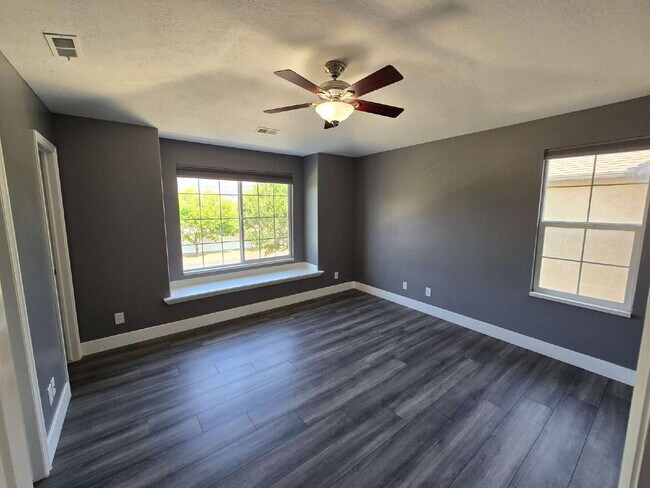 Building Photo - "Charming 3-Bed Townhouse Retreat in North...