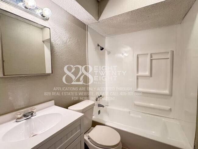 Building Photo - 1/2 OFF 1ST MONTH'S RENT! 2 Bed/1 Bath Tri-plex Home in Noble