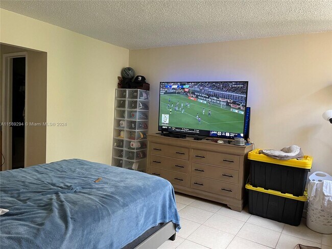 Building Photo - 9440 Live Oak Pl