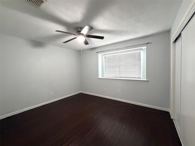 Building Photo - 1806 Airline Dr