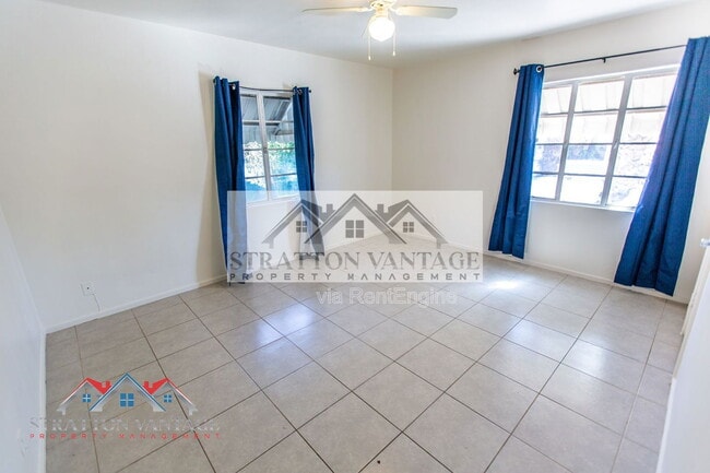 Building Photo - 1324 W Clarendon Ave