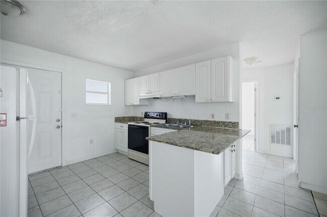 Building Photo - 421 NE 26th Ct