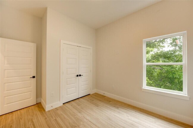 Building Photo - 811 E 39th St