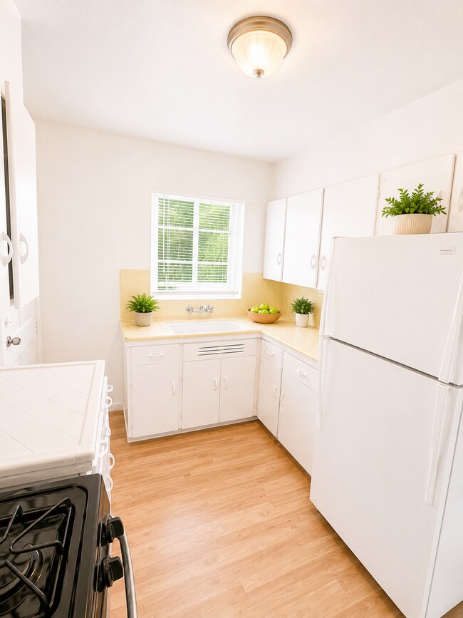 Building Photo - Bright and Spacious 1-Bedroom Near St. Mary’s and Woodlawn Lake