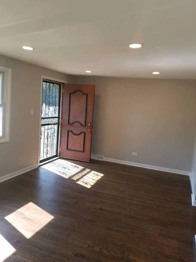 Building Photo - 11806 S Loomis St