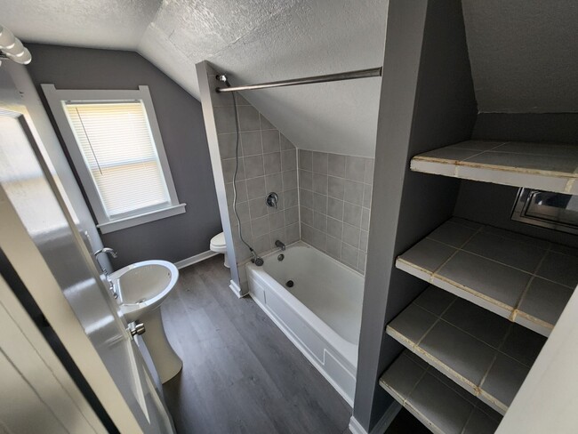 Building Photo - 3 Bedroom House