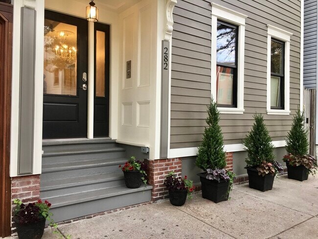 Primary Photo - 282 Chelsea St