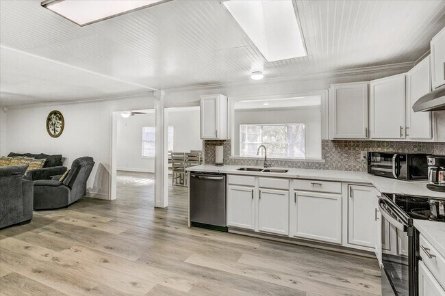 Building Photo - 185 Weiss Bluff Rd