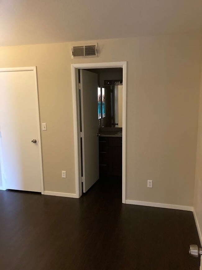 Building Photo - Gated community just minutes south of the ...