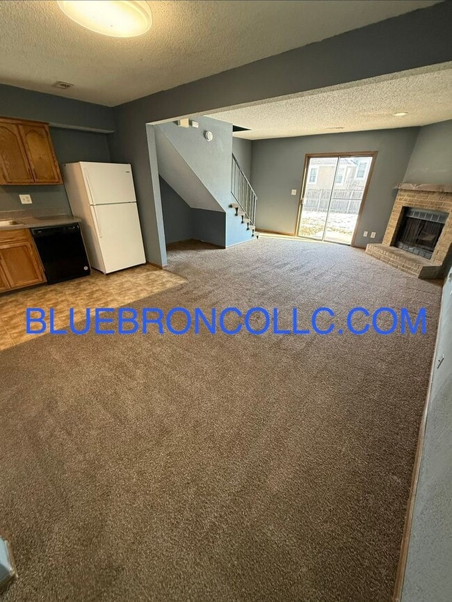 Building Photo - Spacious 3 bedroom with a great layout