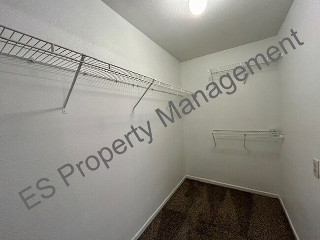 Building Photo - Great 3 Bedroom 2.5 Bathroom Two Story Home with Loft in Lawrence!