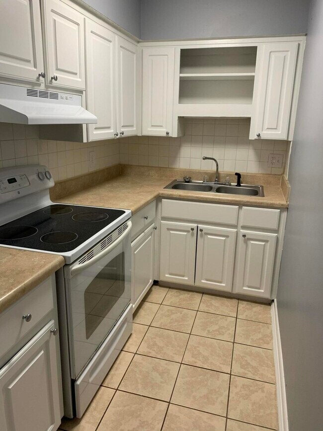 Building Photo - 8145 San Jose Manor Dr E