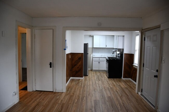 Building Photo - COMING SOON! 2 Bedroom House!!