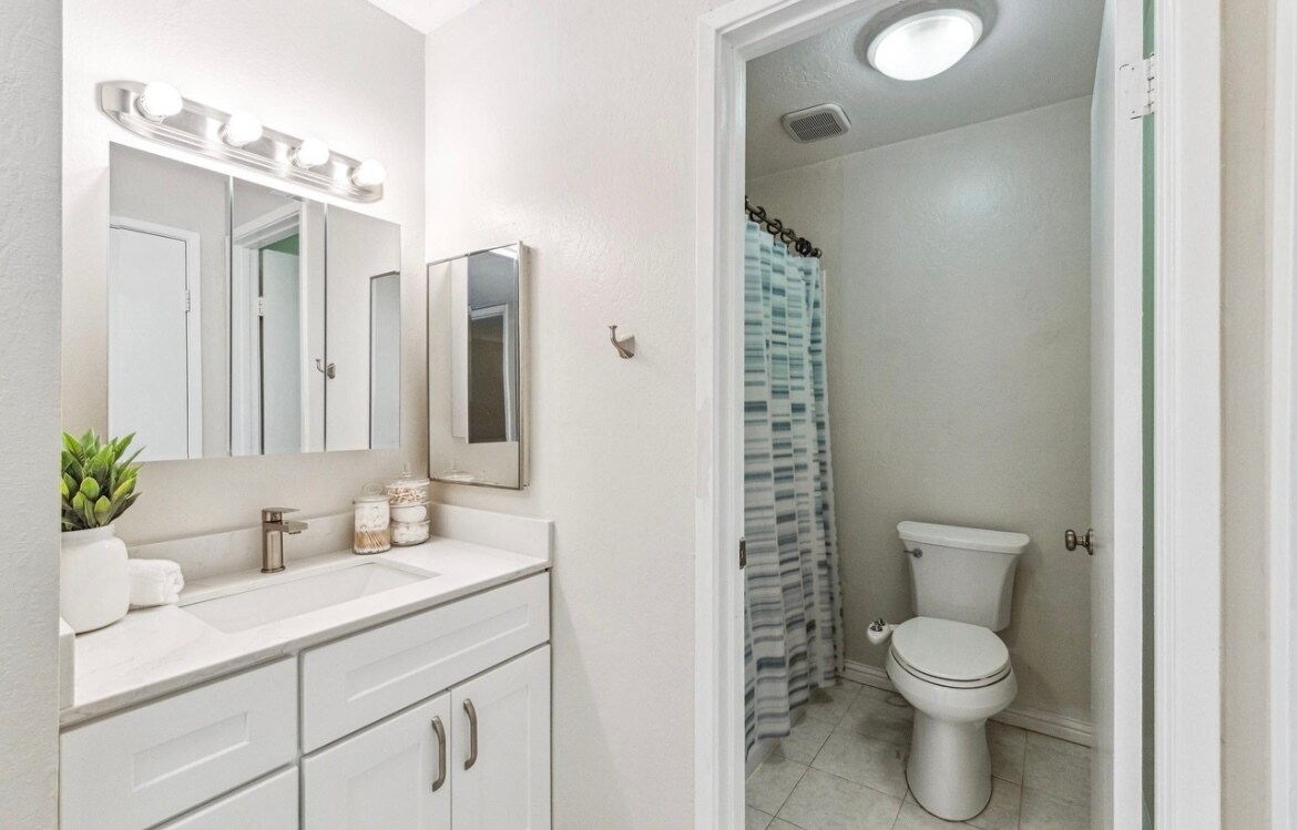 Building Photo - 2724 Oak Rd