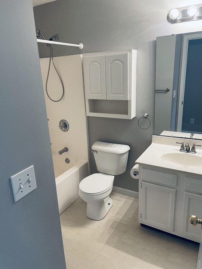 Building Photo - Beautiful 3 Bed, 3 Bath Home in Burlington – Finished Basement, 2-Car Garage & Fenced Yard!