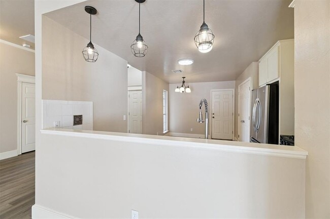 Building Photo - 16413 Village Green Dr