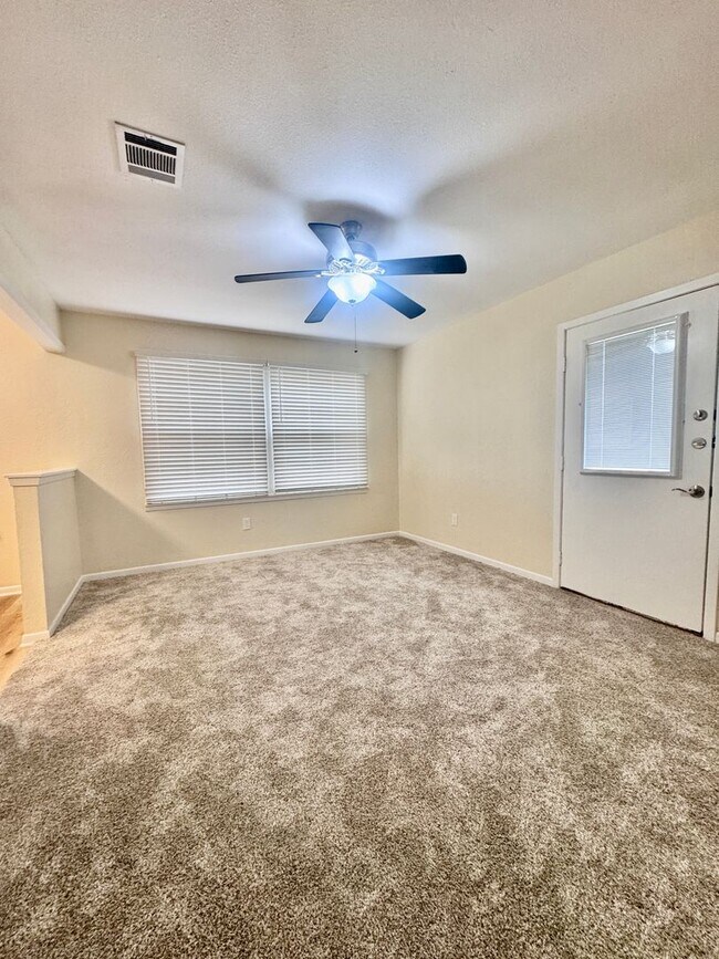 Building Photo - Newly Renovated Woodway Home